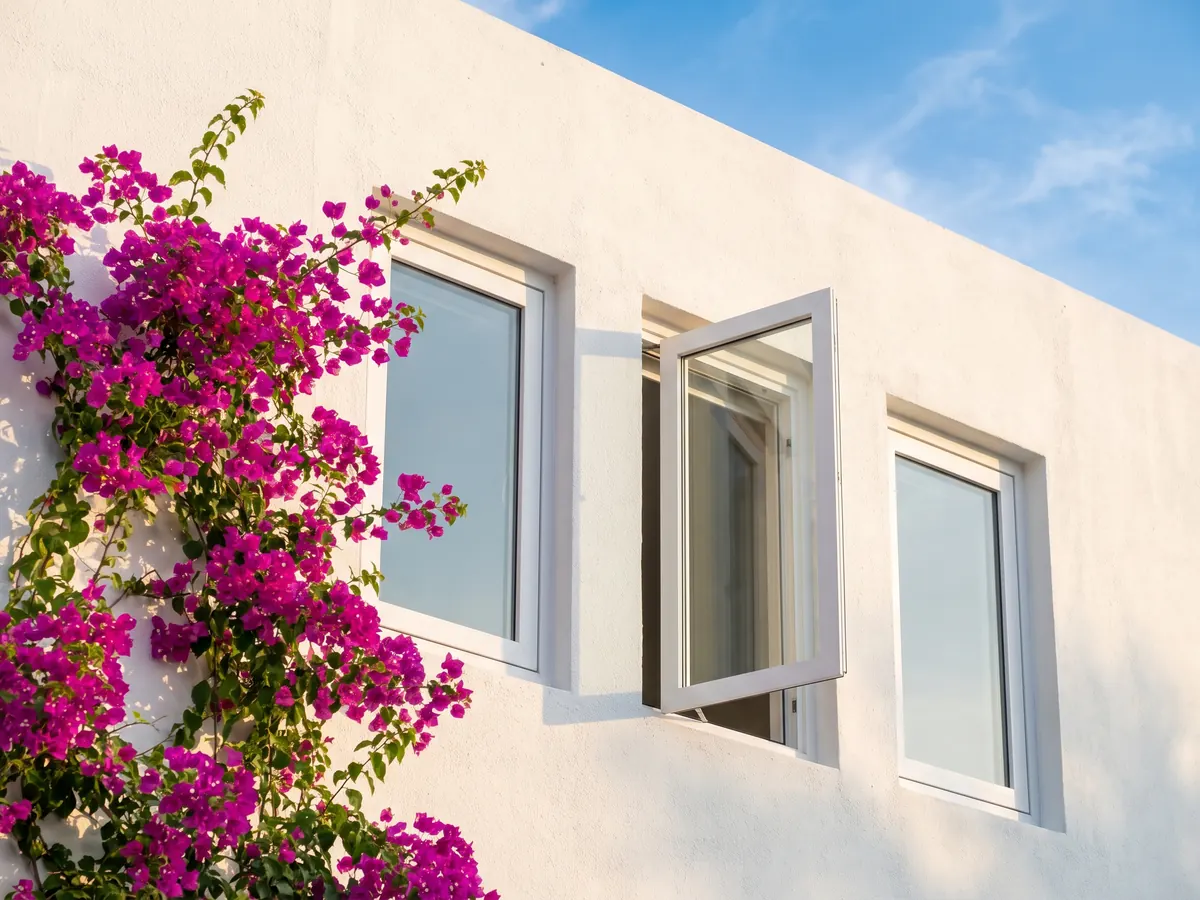หน้าต่างบานเปิด uPVC สีขาว บนผนังวิลล่าในหัวหิน