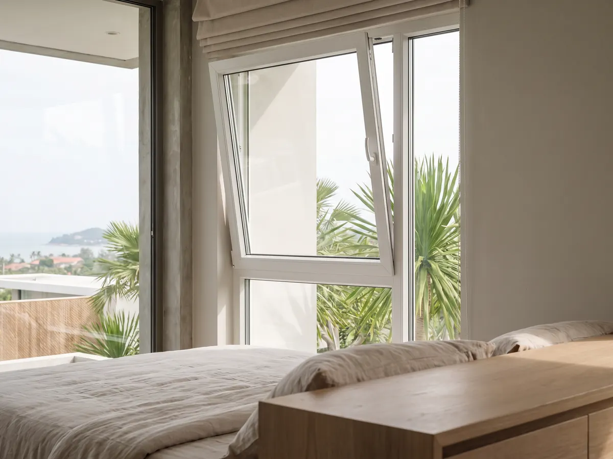 หน้าต่าง uPVC แบบ Tilt & Turn เปิดเอียงเข้าด้านในเพื่อระบายอากาศ